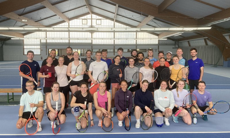 Die Teilnehmer in der Tennishalle Veltenhof.