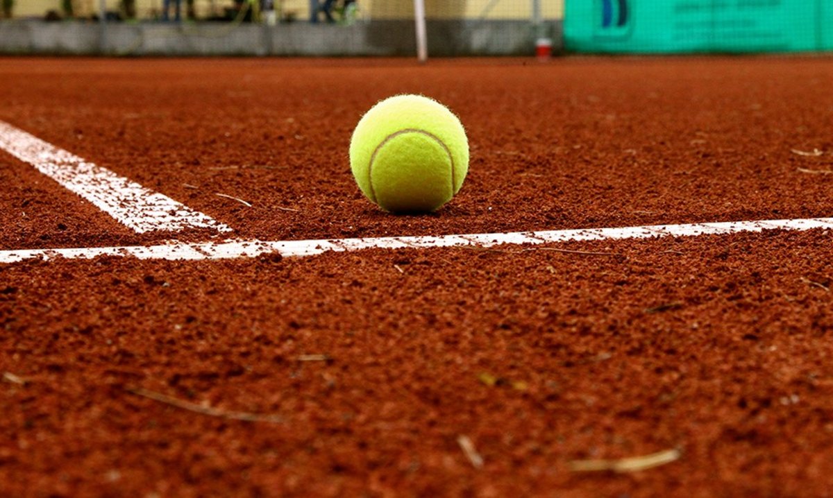 Ganzjahres-Tennisplatz mit einem Tennisball