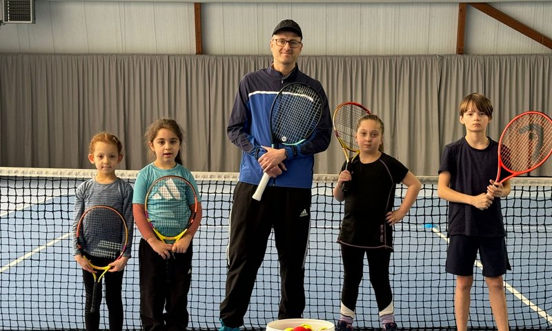 Coach Marcel Rössing mit den tennisbegeisterten Kindern von der Pestalozzischule.