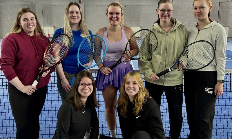 Im dritten Damenteam von Mannschaftsführerin Larina Beith (Mitte) konnten die Jugendspielerinnen (oben von rechts) Nea Fehlauer und Charlotte Jahnke sowie Lotta Beith wertvolle Matchpraxis sammeln.